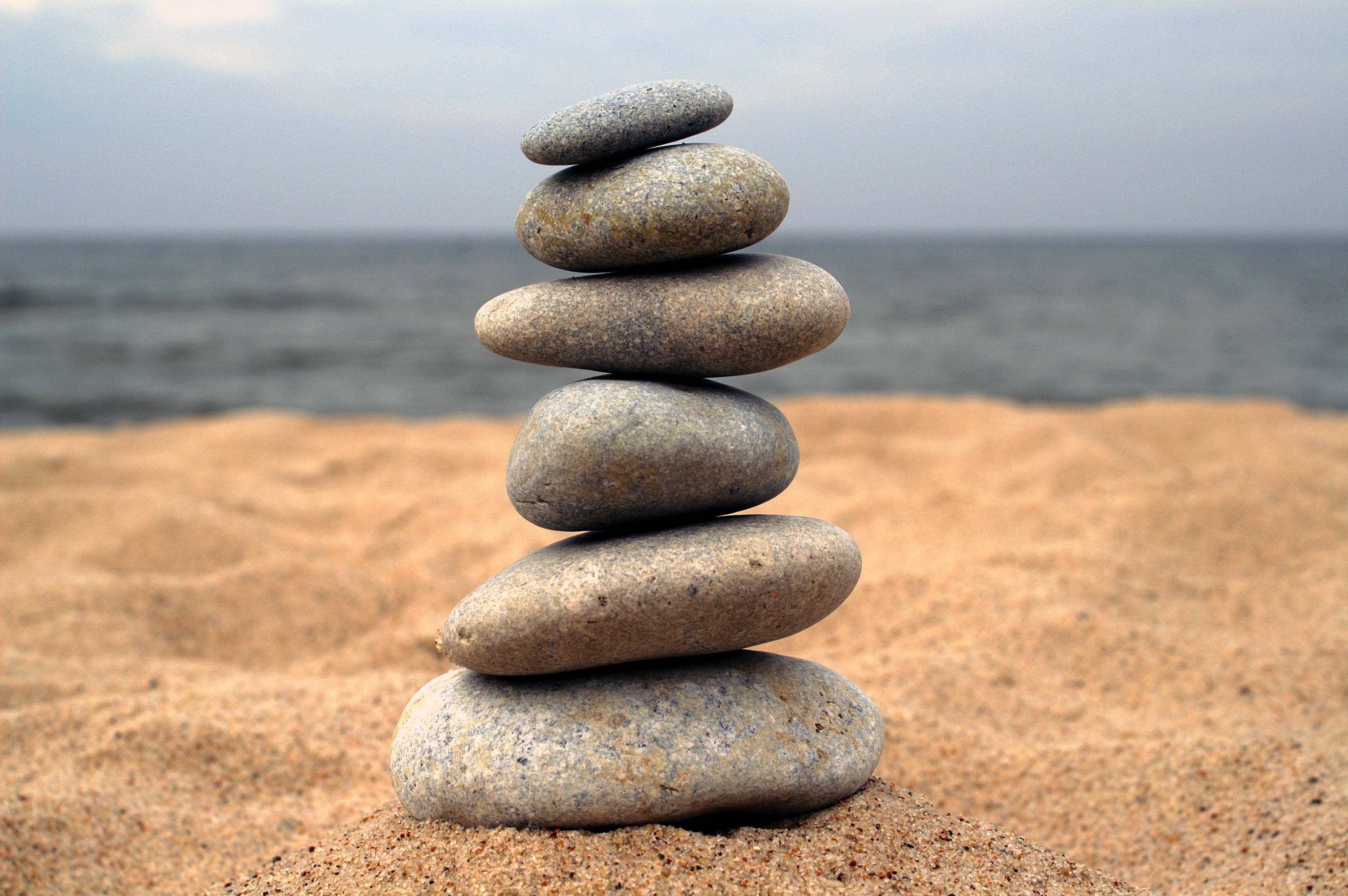 Рабочее равновесие. Фэн шуй камни. Спокойствие и равновесие. Спокойствие камни море. Камень успеха и богатства.